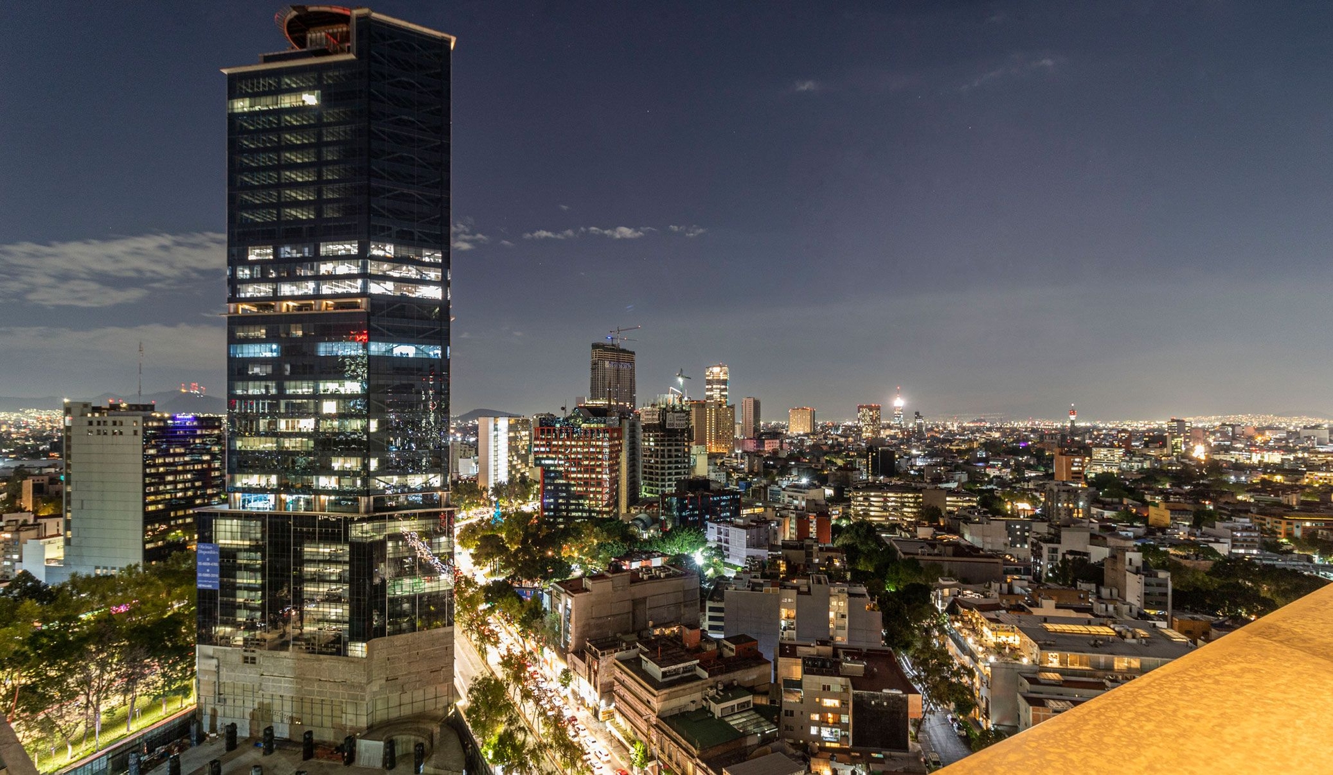 View from Paseo de la Reforma Avenue / Kukun